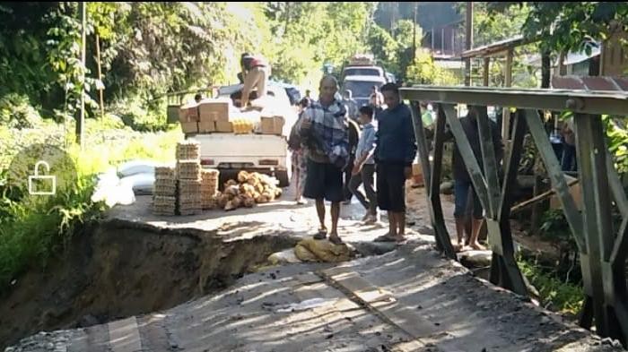 Jalan Poros Mamasa-Polman, Sulbar ambles dan jembatan miring.
