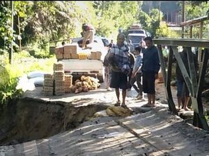 Lalu Lintas Poros Mamasa-Polman Lumpuh Total, Jalan Ambles-Jembatan Miring