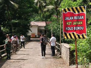 Warga Protes Jalan Rusak Pakai Pantun, Ini Balasan Bupati Trenggalek