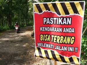 Warga Trenggalek Protes Jalan Rusak dengan Pantun dan Kata-Kata Lucu
