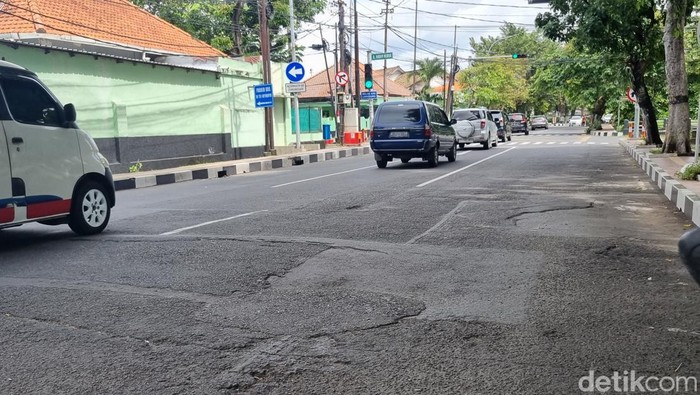 jalan rusak surabaya