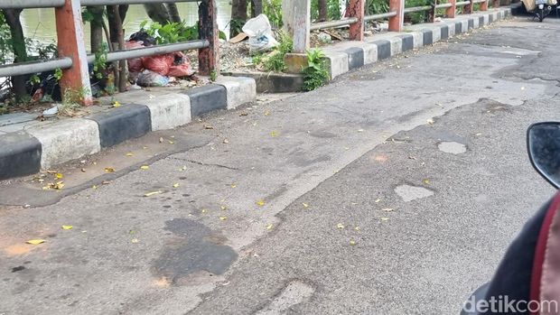 jalan rusak surabaya