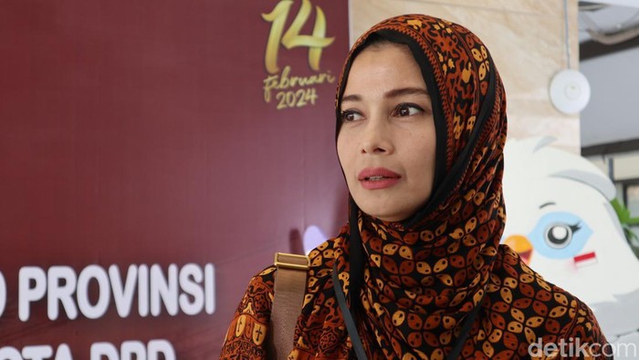 Jihan Fahira saat di Kantor KPU Jabar, Kota Bandung.
