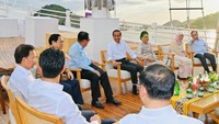Sambil menikmati minuman segar, para pemimpin berbincang hangat satu sama lain. Dalam perbincangan tersebut, Jokowi juga bercerita dan mempromosikan destinasi wisata di Labuan Bajo. (Foto: Biro Pers Sekretariat Presiden)