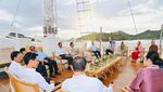 Gaya Jokowi dan Pemimpin ASEAN Berlayar Nikmati Senja di Labuan Bajo