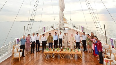 Gaya Jokowi dan Pemimpin ASEAN Berlayar Nikmati Senja di Labuan Bajo