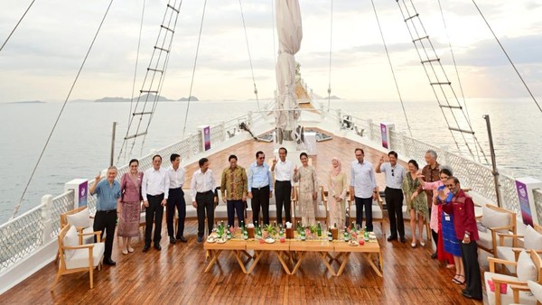 Gaya Jokowi dan Pemimpin ASEAN Berlayar Nikmati Senja di Labuan Bajo