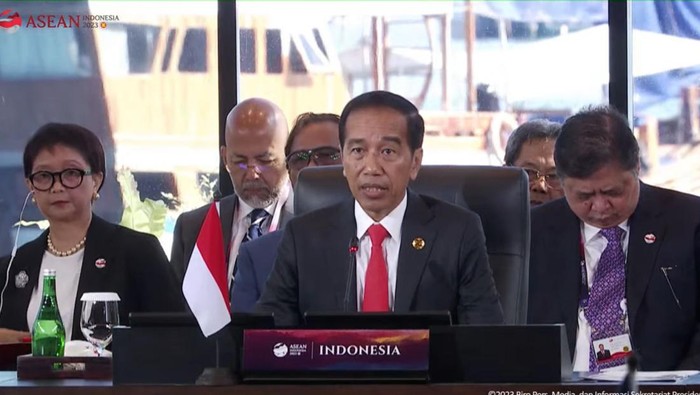 Jokowi membuka KTT ke-42 ASEAN di Labuan Bajo.