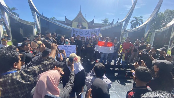 Jurnalis berunjuk rasa di Padang.