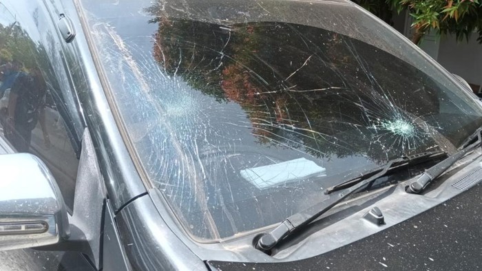 Kaca mobil milik PLN pecah diduga usai dipersekusi warga di Tulung Selapan, OKI. (Istimewa)
