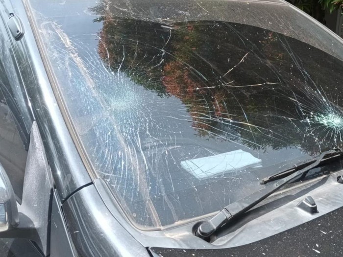 Kaca mobil milik PLN pecah diduga usai dipersekusi warga di Tulung Selapan, OKI. (Istimewa)