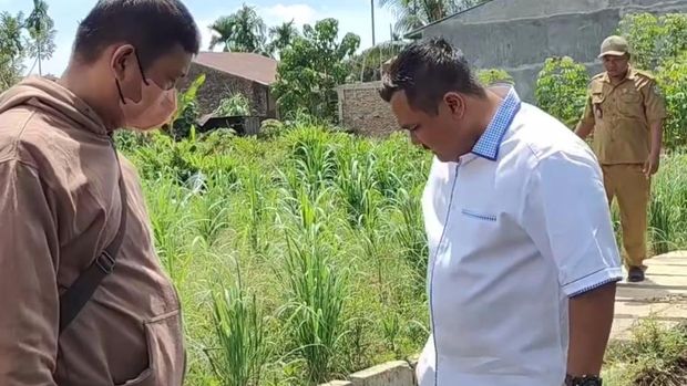 Kadis SDABMBK Medan Topan Ginting saat menginjak aspal Jalan Bunga Rampai III yang baru dikerjakan hingga terkelupas. (Instagram @dinaspukotamedan)
