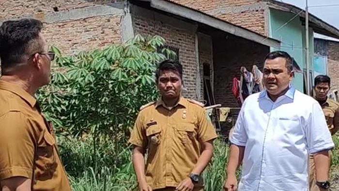 Kadis SDABMBK Medan Topan Ginting saat sidak ke proyek pengaspalan di Jalan Bunga Rampai III (Instagram @dinaspukotamedan)