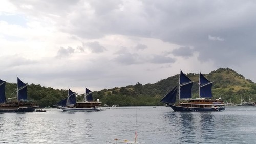 Kapal-kapal pinisi berlabuh di belakang hotel Meruorah, menjadi background venue KTT ASEAN di Labuan Bajo, Selasa (9/5/2023).