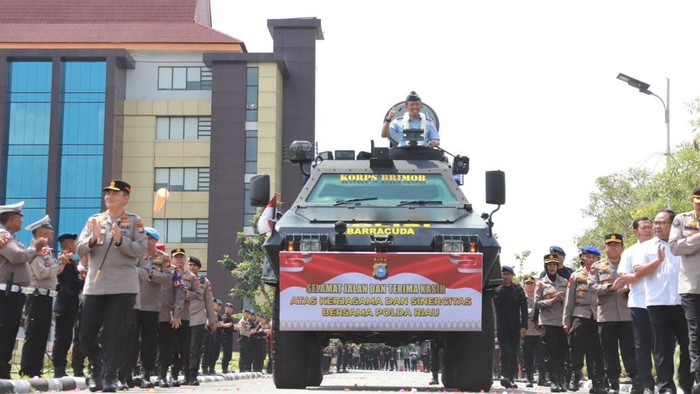Kapolda Riau Mohammad Iqbal dan jajaran mengantar Danlanud Pekanbaru Marsma Setyawan pindah tugas. (Foto: Istimewa)