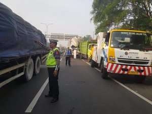 Penampakan Truk yang Kecelakaan di Tol JORR Jati Asih Arah Cakung Pagi Ini