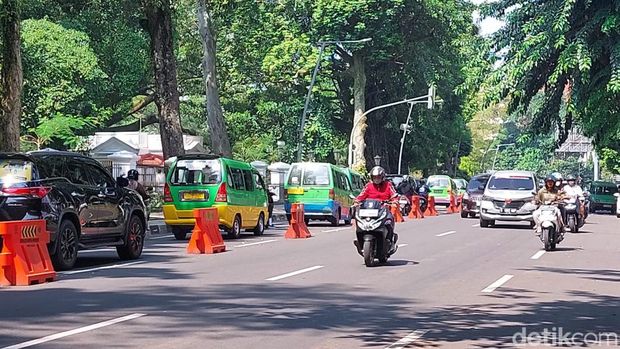 Kemacetan terjadi di Jalan Juanda dan Jalan Jalak Harupat saat sistem dua arah diberlakukan Rabu (10/3/2023) pagi tadi.