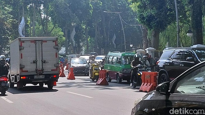 Kemacetan terjadi di Jalan Juanda dan Jalan Jalak Harupat saat sistem dua arah diberlakukan Rabu (10/3/2023) pagi tadi.