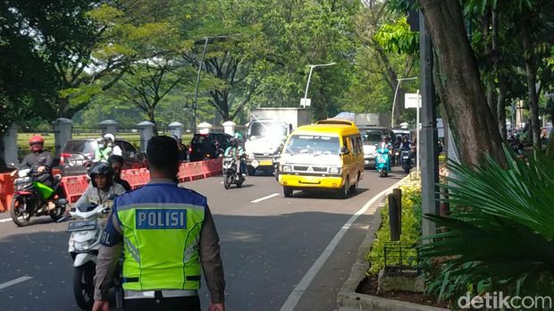 Kemacetan terjadi di Jalan Juanda dan Jalan Jalak Harupat saat sistem dua arah diberlakukan Rabu (10/3/2023) pagi tadi.