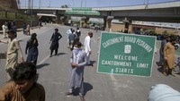 Mantan Perdana Menteri (PM) Pakistan Imran Khan dilaporkan ditangkap oleh pasukan paramiliter pada Selasa (9/5) waktu setempat. Penangkapan Khan terjadi saat dirinya menghadiri persidangan di pengadilan tinggi Islamabad. AP/Muhammad Sajjad  