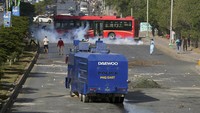 Meski ada larangan, rusuh antara pendukung Khan dan polisi telanjur pecah. Pendukung Khan di beberapa tempat menutup jalanan utama. AP/Fareed Khan  