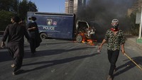Menurut keterangan otoritas di Pakistan, sesaat setelah penangkapan tiga provinsi di Pakistan langsung memberlakukan situasi darurat. Mereka melarang massa berkumpul. AP/Fareed Khan  