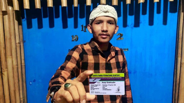 Ketua RW 004 Karawang Wetan, luncurkan Kartap yang jadi identitas khusus bagi warga pendatang.