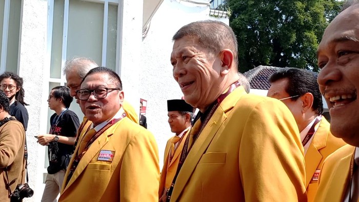 Ketum Partai Hanura Oesman Sapta Odang (OSO) bersama kadernya tiba di kantor KPU RI (Anggi-detikcom)