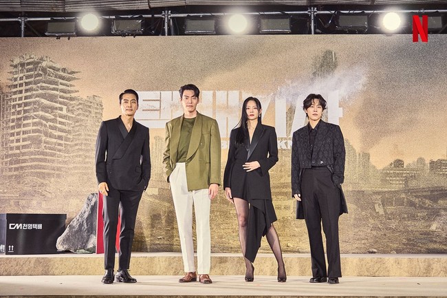 Song Seung Heon, Esom, dan Kang Yoo Seok memakai busana serba hitam. Alhasil Kim Woo Bin jadi pusat perhatian karena memakai baju hijau sendirian. Foto: Instagram