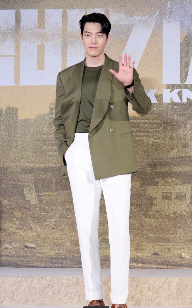 Aku berdiri di tengah memakai baju berwarna khaki untuk menggambarkan Semenanjung Korea yang jadi gurun. Drama terbaru yang dibintangi Kim Woo Bin menampilkan situasi pada tahun 2071 ketika dunia hancur karena polusi udara beracun. Foto: Instagram