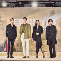 Song Seung Heon, Esom, dan Kang Yoo Seok memakai busana serba hitam. Alhasil Kim Woo Bin jadi pusat perhatian karena memakai baju hijau sendirian. Foto: Instagram
