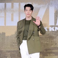 Aku berdiri di tengah memakai baju berwarna khaki untuk menggambarkan Semenanjung Korea yang jadi gurun. Drama terbaru yang dibintangi Kim Woo Bin menampilkan situasi pada tahun 2071 ketika dunia hancur karena polusi udara beracun. Foto: Instagram