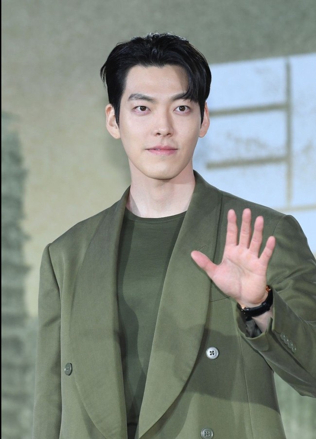 Penggemar dapat menantikan penampilan Kim Woo Bin sebagai kurir yang diandalkan warga dan mendapat julukan Ksatria 5-8. Karakternya berperang melawan organisasi kejam yang ingin menguasai dunia. Foto: Instagram