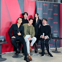 Ternyata Kim Woo Bin bukan salah kostum. Sang aktor menduga para pemain akan memakai busana hitam, seperti judul dramanya Black Knight. Namun dia ingin menampilkan warna lain yang dianggap lebih sesuai. Foto: Instagram