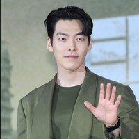 Penggemar dapat menantikan penampilan Kim Woo Bin sebagai kurir yang diandalkan warga dan mendapat julukan Ksatria 5-8. Karakternya berperang melawan organisasi kejam yang ingin menguasai dunia. Foto: Instagram