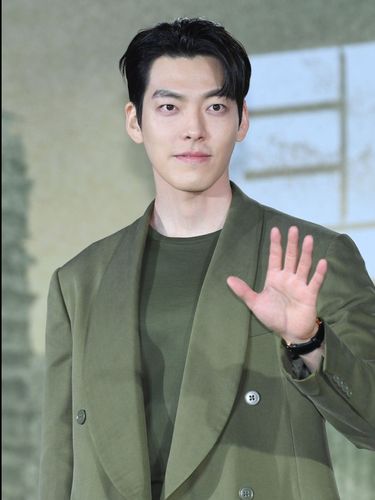 Kim Woo Bin 'saltum' saat hadiri press conference drama Korea Black Knight