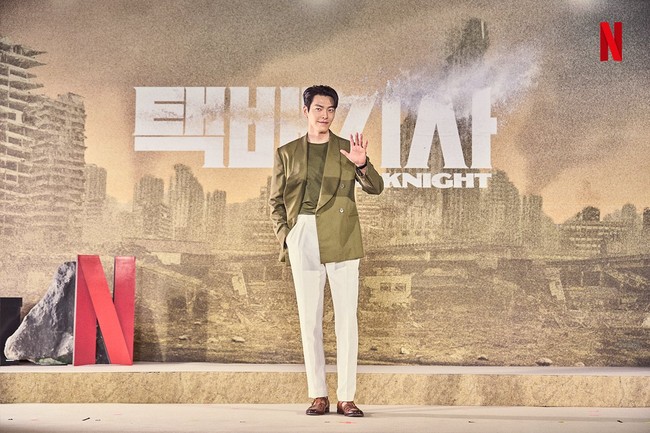 Dalam kesempatan itu, Kim Woo Bin memakai sejumlah koleksi Ralph Lauren Purple Label. Mulai dari blazer seharga Rp 73 jutaan, celana Rp 8,7 jutaan, hingga sendal kulit seharga Rp 13 jutaan. Foto: Instagram