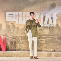 Dalam kesempatan itu, Kim Woo Bin memakai sejumlah koleksi Ralph Lauren Purple Label. Mulai dari blazer seharga Rp 73 jutaan, celana Rp 8,7 jutaan, hingga sendal kulit seharga Rp 13 jutaan. Foto: Instagram