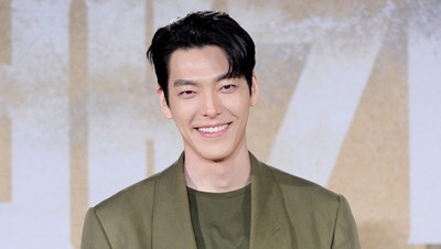 7 Gaya Kim Woo Bin Saltum di Preskon Drakor Netflix Black Knight