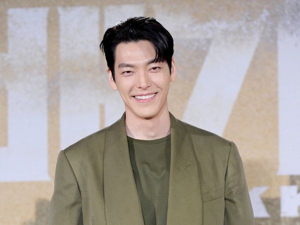 7 Gaya Kim Woo Bin Saltum di Preskon Drakor Netflix Black Knight