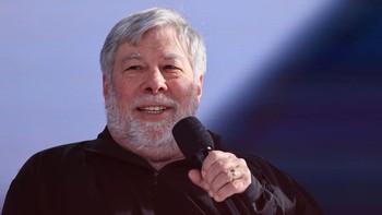 Woz sendiri sebelumnya menandatangani surat terbuka bersama Elon Musk dan tokoh teknologi lainnya yang meminta jeda pengembangan model AI paling canggih selama enam bulan. Getty Images/Andreas Rentz