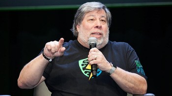 Woz menambahkan ia yakin AI tidak akan menggantikan manusia karena sistem komputer itu tidak memiliki emosi. Namun, pria berusia 72 tahun itu mengatakan AI bisa membuat aktor jahat terlihat lebih meyakinkan karena program seperti ChatGPT bisa membuat teks yang terdengar cerdas. Getty Images/Kelly Sullivan