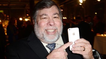 Komentar Woz ini senada dengan apa yang diungkap oleh CEO Apple saat ini Tim Cook. Saat berbicara dengan investor Apple pekan lalu, Cook mengatakan Apple akan mendekati AI secara hati-hati dan bijaksana. Hannes Magerstaedt/Getty Images