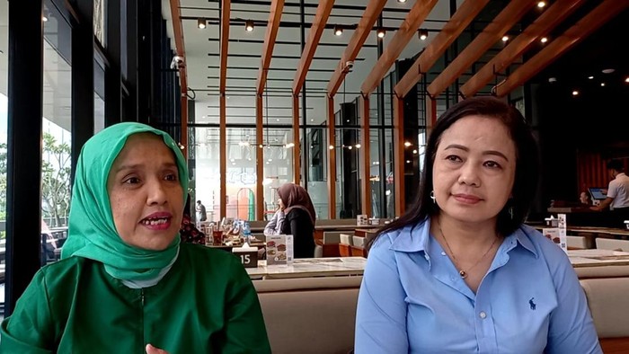 Komisioner KIP, Samrotunnajah Ismail dan Rospita Vici Paulyn