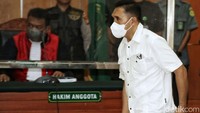 Mantan Kapolsek Kalibaru Kompol Kasranto divonis bersalah dalam kasus peredaran narkoba. Kasranto divonis 17 tahun penjara dalam kasus narkoba yang turut menjerat eks Kapolda Sumbar Irjen Teddy Minahasa.