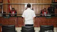 Mantan Kapolsek Kalibaru Kompol Kasranto sebelumnya dituntut 17 tahun penjara dan denda Rp 2 miliar subsider 6 bulan kurungan. Jaksa meyakini Kasranto bersalah dalam kasus peredaran narkoba yang turut menjerat eks Kapolda Sumbar Irjen Teddy Minahasa.