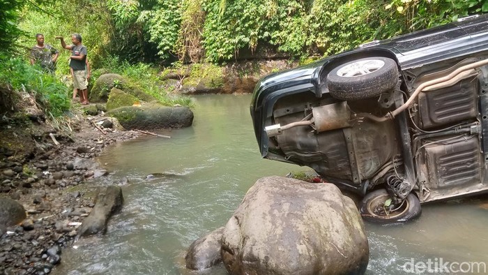Kondisi mobil sedan ringsek di dasar Sungai Manton, Desa Jatinom, Kecamatan Jatinom, Klaten, Rabu (10/5/2023).