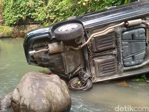 Kondisi mobil sedan ringsek di dasar Sungai Manton, Desa Jatinom, Kecamatan Jatinom, Klaten, Rabu (10/5/2023).