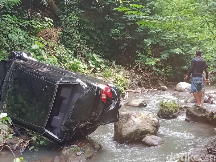 Kondisi mobil sedan ringsek di dasar Sungai Manton, Desa Jatinom, Kecamatan Jatinom, Klaten, Rabu (10/5/2023).