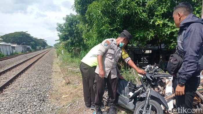 Kondisi motor korban tewas tertabrak kereta di Lamongan